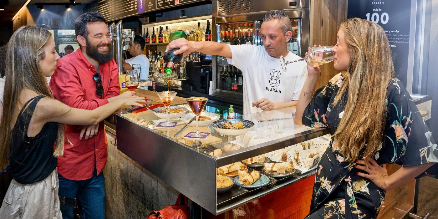 Amigos tomando algo en un bar